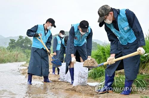 장병들 '수해복구 작전' 비지땀…"실의 빠진 수재민 위로"