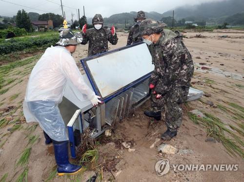 장병들 '수해복구 작전' 비지땀…"실의 빠진 수재민 위로"