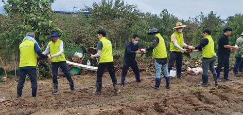 전남농협 임직원, 집중호우 역대급 피해 구례서 복구 지원