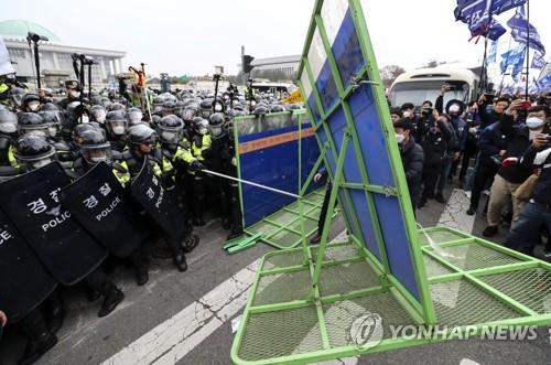 '국회 앞 폭력집회 주도' 김명환 전 민주노총 위원장 2심도 집유