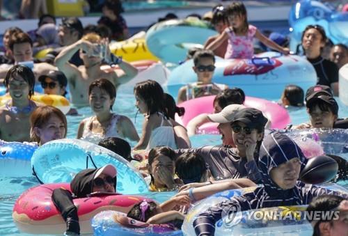 '검사 감소' 일본 코로나 신규확진 사흘째 1000명 미만