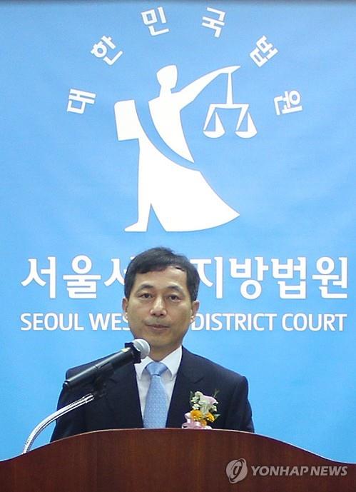 이태종 전 법원장 징역 2년 구형 "중대 범죄" vs "검찰권 남용"(종합)