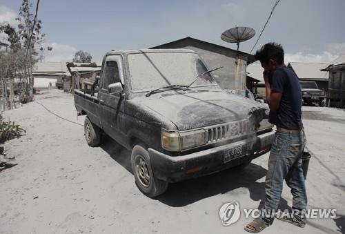 인도네시아 시나붕 화산 하루 3차례 분화…최근 활동 잦아