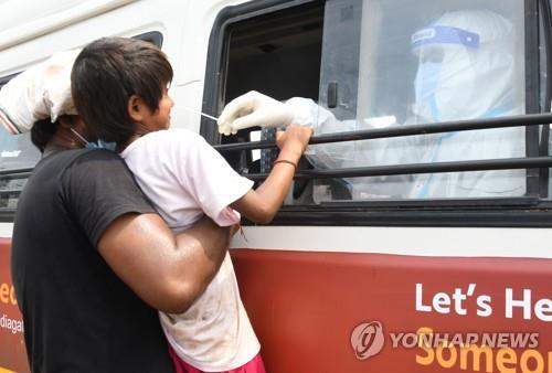 시골로 번지는 印코로나19…신규 확진 6만7천명 '또 최다'