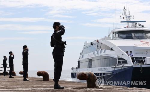 [르포] "영원히 이 자리에, 우리 마음에 남아주기를…"