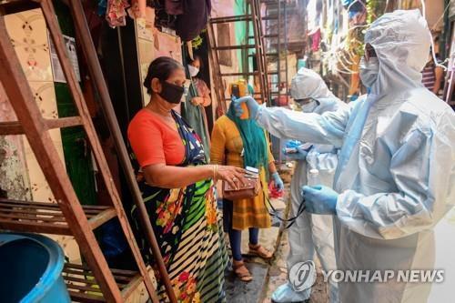 '인구 대국' 인도에서 집단면역이 희망될까…의견 분분