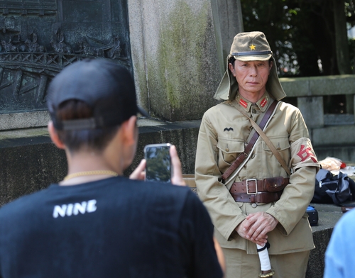 [르포] 욱일기 나부낀 야스쿠니…'독도는 일본땅' 셔츠 입고 참배