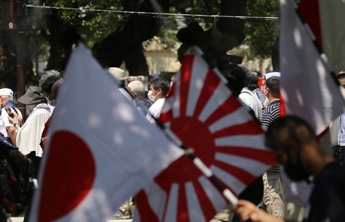 [르포] 욱일기 나부낀 야스쿠니…'독도는 일본땅' 셔츠 입고 참배