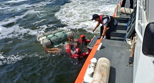 스티로폼 뗏목 타다 잠들어 표류한 60대 해경에 구조