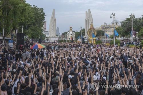 '독재 반대'…태국 고교까지 퍼진 '세 손가락' 경례·흰 리본