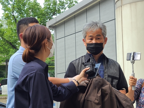 '신발투척' 정창옥 경찰폭행으로 또 구속기로…"저를 표적 삼아"