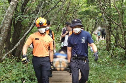 한라산 등반하던 60대 관광객 폭염으로 쓰러져