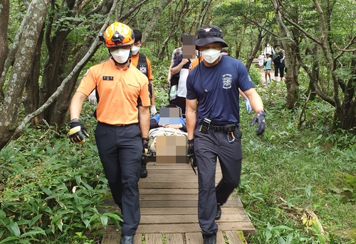 '푹푹찌는 제주' 폭염에 80대 목숨 잃고 한라산 등산객 탈진(종합)