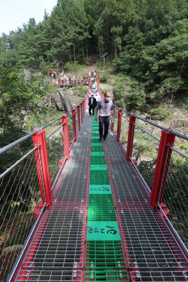 "흔들흔들 아찔"…경남 고성 구절산 출렁다리 개통