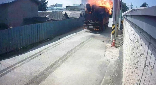 부탄가스 적재 화물차에 불…가스 누출 추정