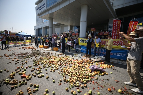 '용담댐 방류 침수피해' 주민들, 썩은 과일 뿌리며 수공에 항의