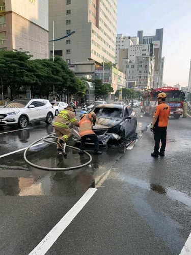 운행 중 차량 보닛서 불꽃…차량 전소·인명피해 없어