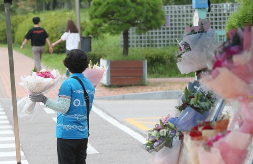 마스크 쓰고 '찰칵'…코로나19로 달라진 졸업식 풍경