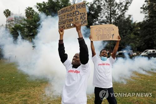 케냐 경찰, '부패 항의' 평화적 시위대에 최루탄 쏘고 연행