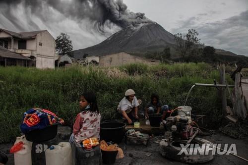 인도네시아 시나붕 화산 주변, 화산재 이어 '자갈 같은 우박'
