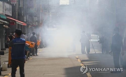 "8개월째 가족 못봤다" '코로나 이산가족'들 분노·허탈