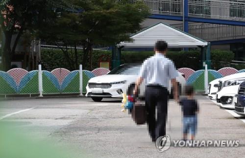 휴원 지침에도 어린이집 긴급돌봄교실은 '빽빽'…방역 문제없나