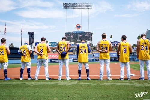 MLB 다저스 선수단, 코비 브라이언트 생일에 농구복 입고 추모