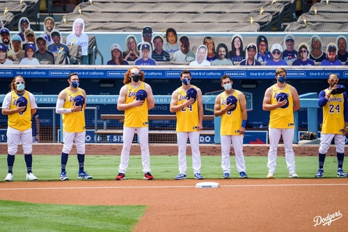 MLB 다저스 선수단, 코비 브라이언트 생일에 농구복 입고 추모