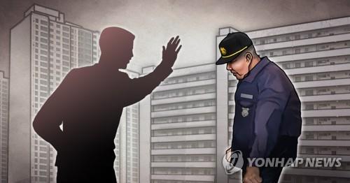 갑질에 노출된 아파트 경비원, 콜센터 근로자처럼 보호받는다