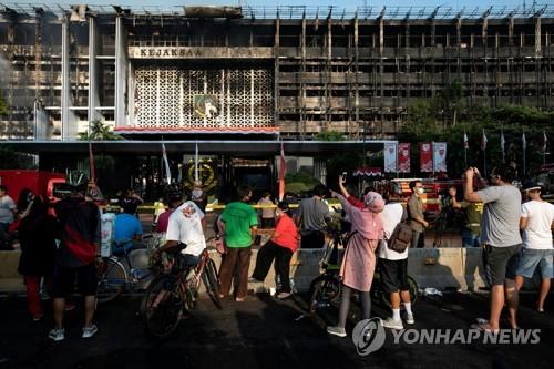 인도네시아 검찰청 큰불…'고위급 수사 막으러?' 원인조사