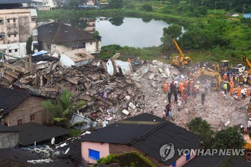 인도 5층 건물 붕괴로 11명 사망…19시간만에 네살아이 구조(종합3보)