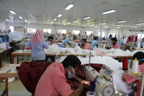 [잘란 잘란] 웨딩드레스 세계 최대 공장 가보니…1천400종 손 제작