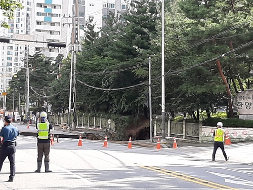 구리 아파트단지 인근 도로서 대형 싱크홀…"인명피해 없어"