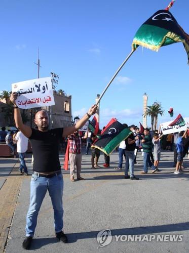 "전기도 물도 없다"…내전 중인 리비아서 분노하는 젊은이들
