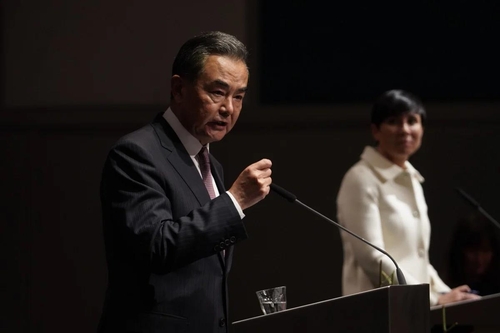 중국 왕이 "홍콩 활동가에 노벨평화상 수여는 안돼" 경고