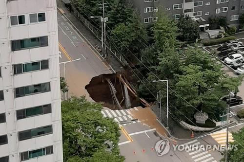 구리 싱크홀 도로 통행 부분 재개…되메우기 작업 중(종합)