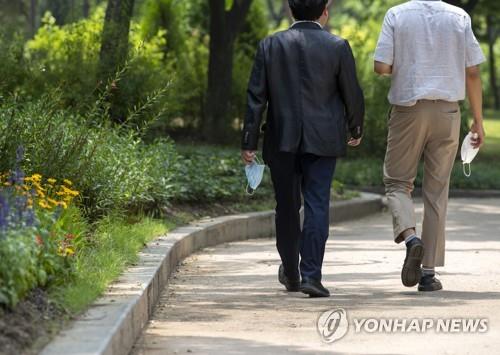 야외에서도 마스크? "수도권 등산·산책 공간 좁아 착용 바람직"