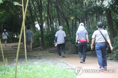 야외에서도 마스크? "수도권 등산·산책 공간 좁아 착용 바람직"