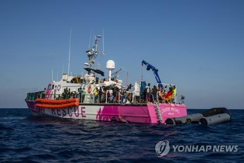 난민 219명 태운 '뱅크시 구조선' 조난…유엔 "입항 허가" 촉구