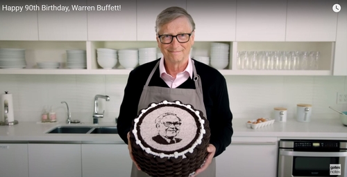 빌 게이츠, '절친' 버핏 90세 생일에 '초딩입맛' 케익 선물