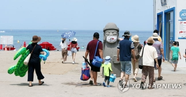 제주 바다로 향하는 관광객들