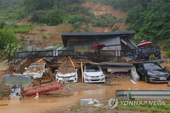 [속보] 가평서 펜션 매몰…"여성 2명·어린이 1명 대피 못해"