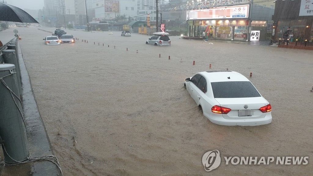 "도로에 거대한 물길"…천안·아산 침수 피해 속출