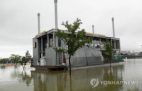 한강시민공원 반포지구의 한 편의점이 불어난 강물에 둥둥 떠있는 모습. (사진=연합뉴스)