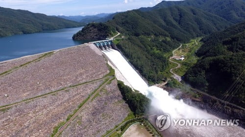 제한수위 넘은 소양강댐, 수문개방 검토…한강 비상