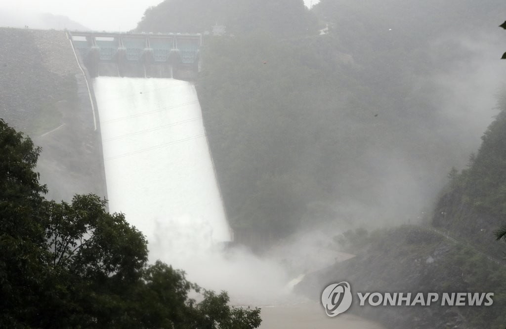 소양강댐 3년만에 수문개방 (사진=연합뉴스)