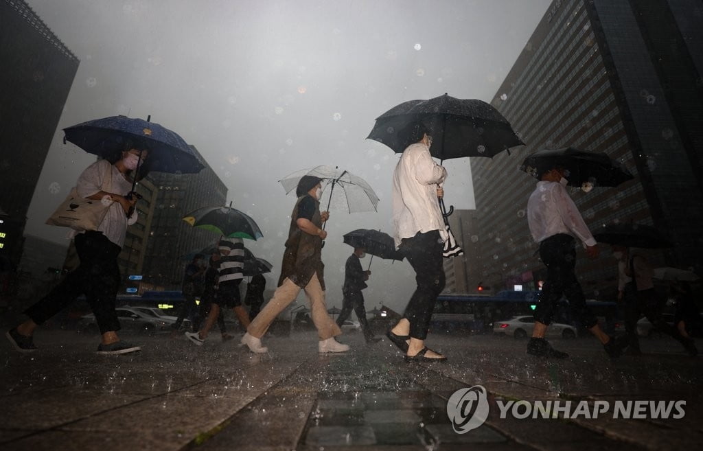 내일 서울·경기 등 중부 최대 300mm 호우…남부도 장마권