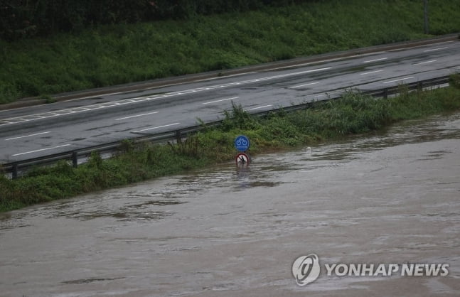 한강 수위 상승…동부간선·강변북로 등 곳곳 교통통제