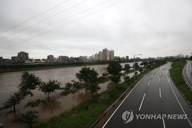 한강 수위 상승…동부간선·강변북로 등 곳곳 교통통제