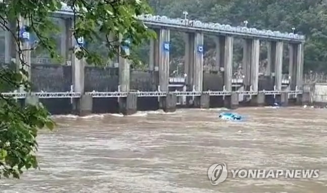 선박 전복사고 목격자 "경찰정 먼저...구조간 고무보트 같이 침몰“